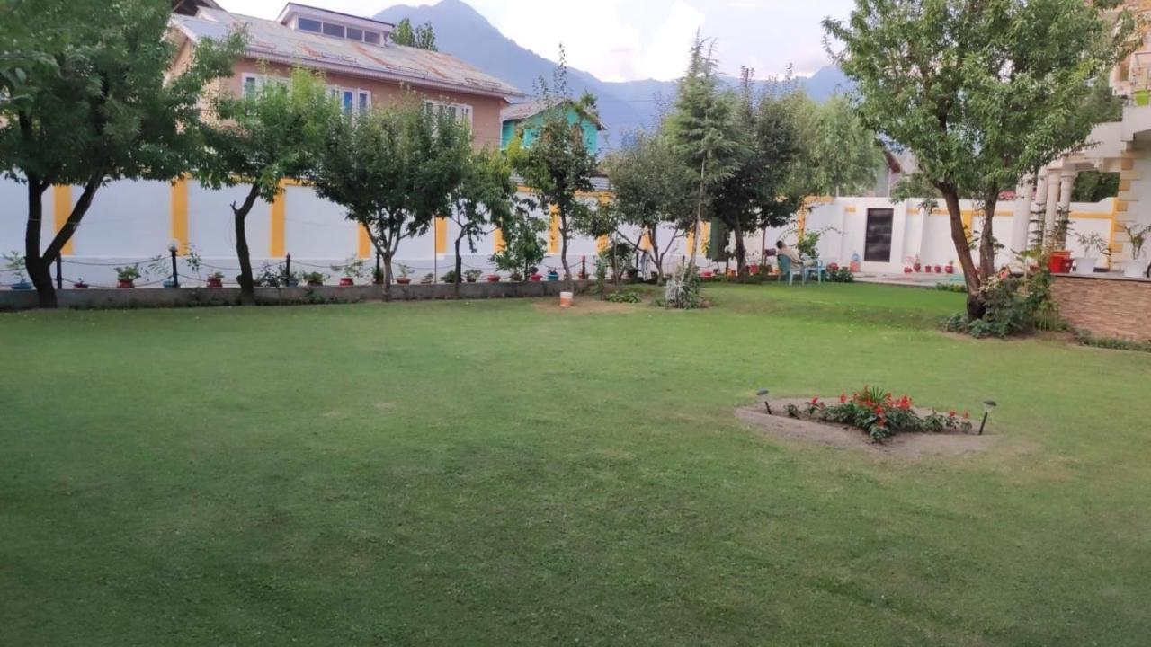 The Clover Inn Srīnagar Esterno foto