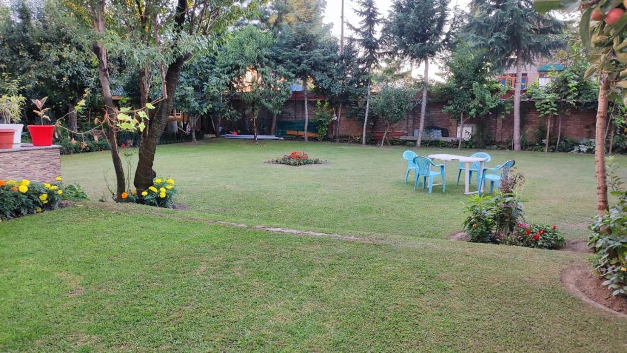 The Clover Inn Srīnagar Esterno foto