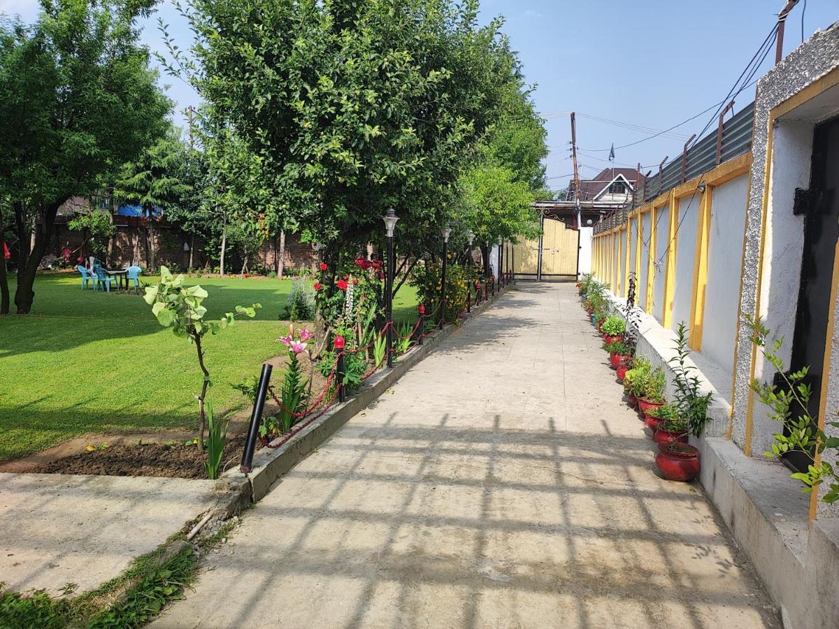 The Clover Inn Srīnagar Esterno foto