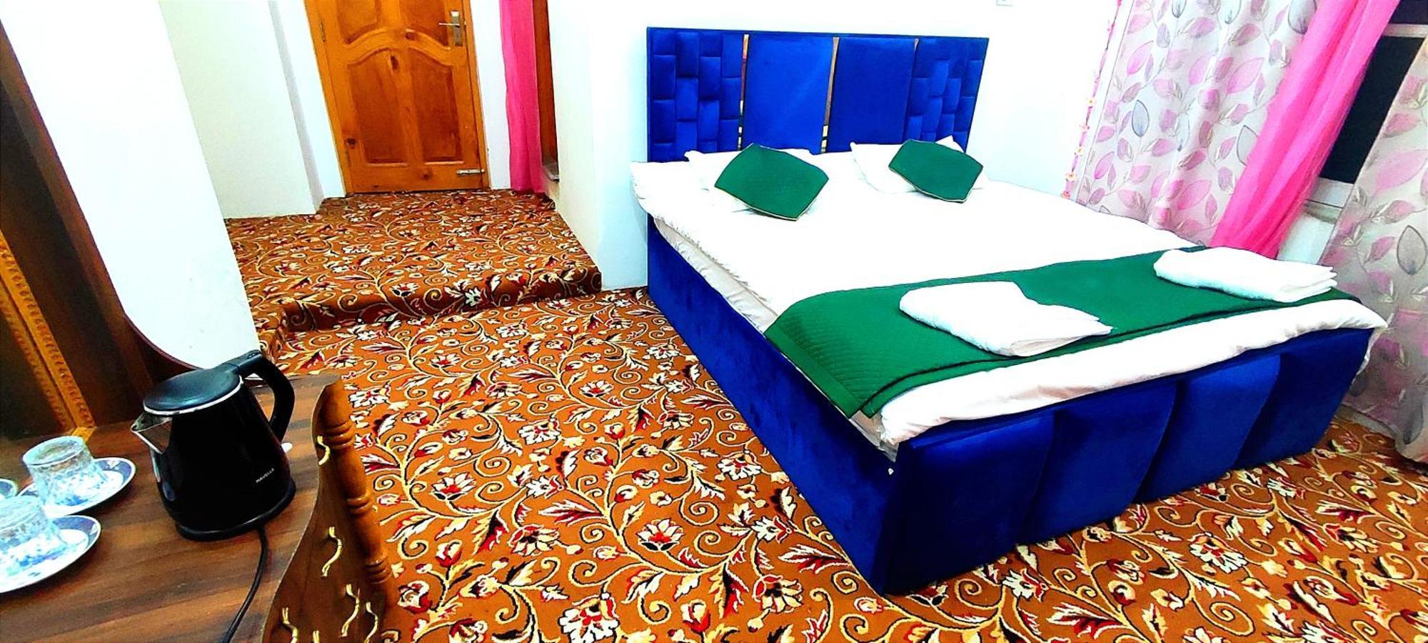 The Clover Inn Srīnagar Esterno foto