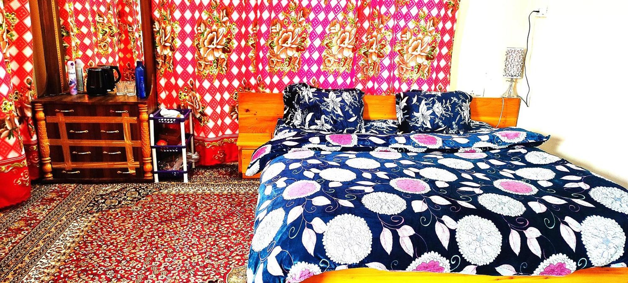 The Clover Inn Srīnagar Esterno foto