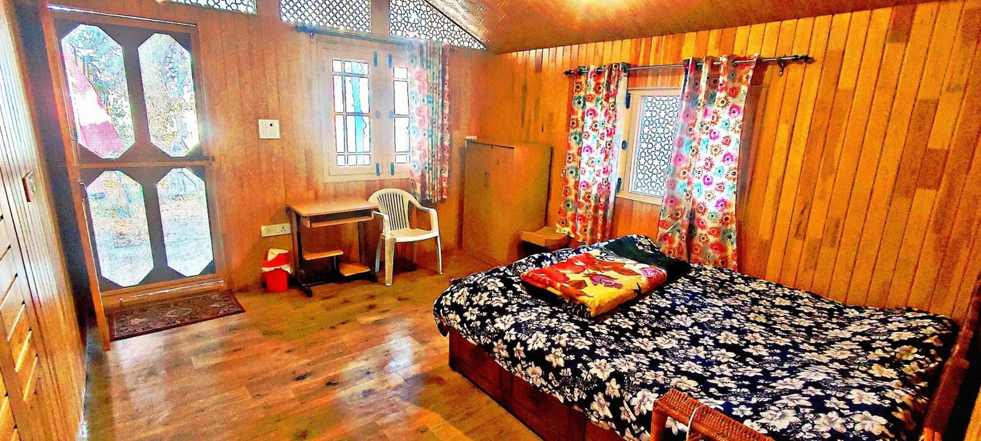 The Clover Inn Srīnagar Esterno foto